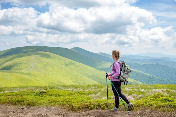 Young woman hiking in the mountains — Stock Photo, Image