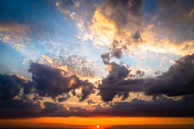 Doğal günbatımı gündoğumu bitti orman.