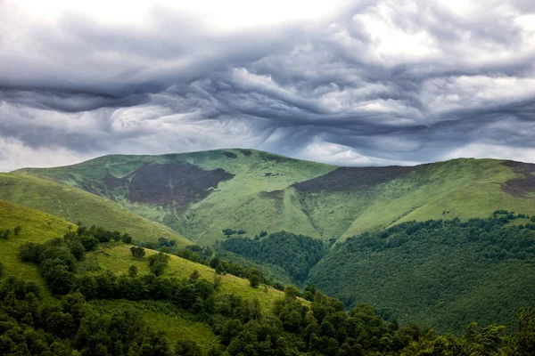 Incríveis montanhas dos Cárpatos — Fotografia de Stock