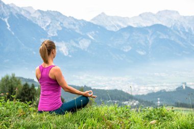 genç kadın meditasyon dağın zirvesinde