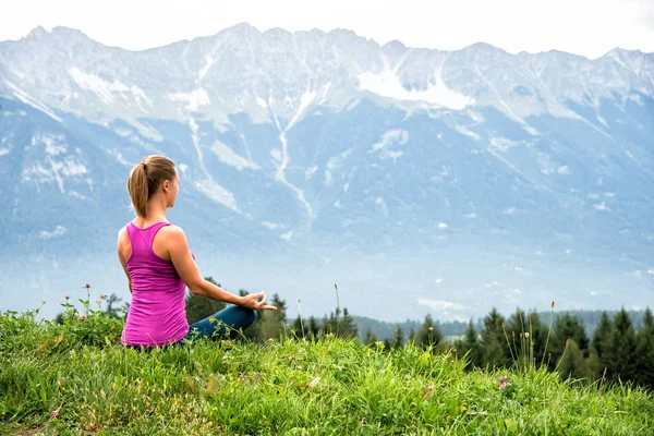 genç kadın meditasyon dağın zirvesinde