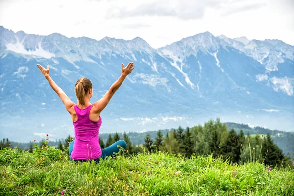 Fiatal nő meditálni a hegy tetején — Stock Fotó