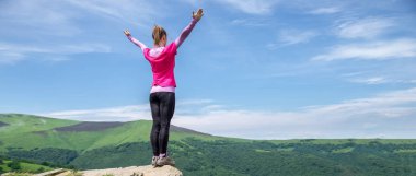 Dağ tepesinde genç kadın