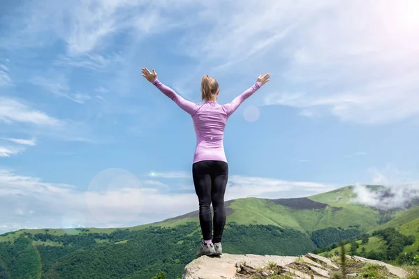 Dağ tepesinde genç kadın