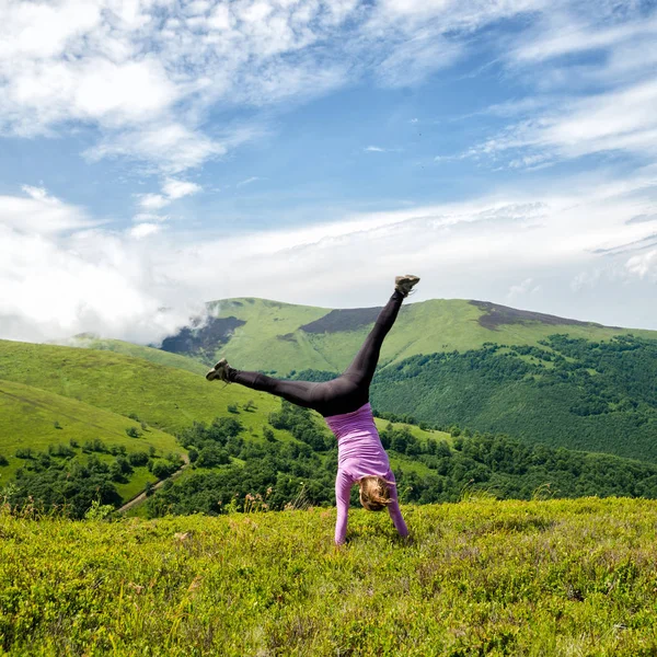 Young woman jumping in the mountains — Stock Photo, Image