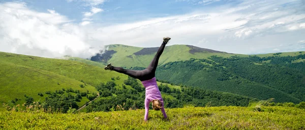 Giovane donna che salta in montagna — Foto Stock