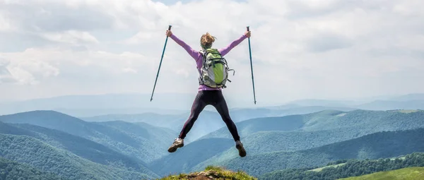 Jovem mulher pulando nas montanhas — Fotografia de Stock