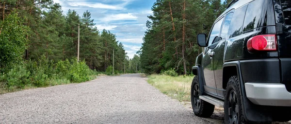 Voiture dans la route forestière — Photo