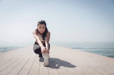 Genç güzel sportif kız çalıştırılmaya hazırlanıyor