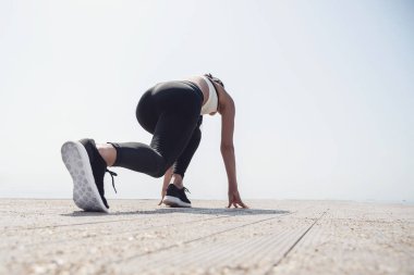 Genç güzel sportif kız çalıştırılmaya hazırlanıyor