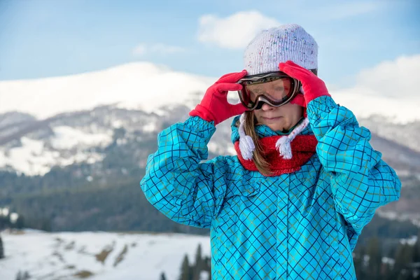 Portraite kobieta sport w snowy gór — Zdjęcie stockowe