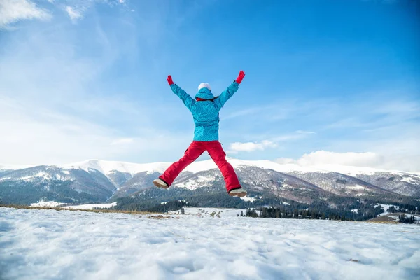 Giovane donna sul salto — Foto Stock