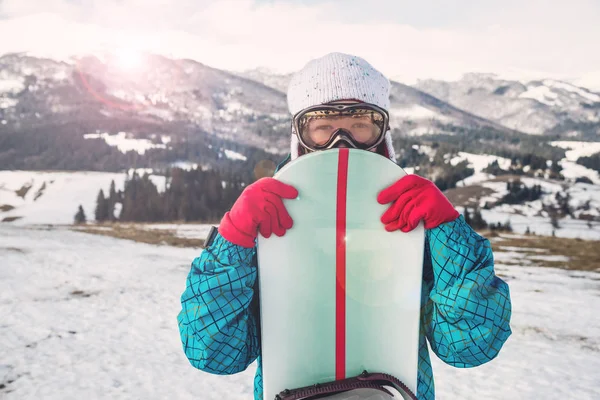 Retrato de mulher esporte em montanhas nevadas — Fotografia de Stock
