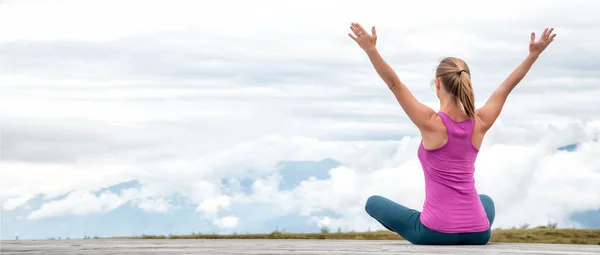 Young woman meditate on top of the mountain — Stock Photo, Image