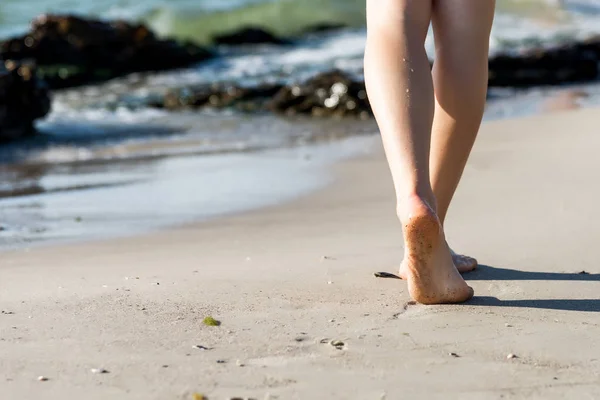 Beach reizen - vrouw lopen — Stockfoto
