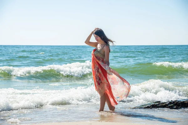 Jovem mulher na praia — Fotografia de Stock