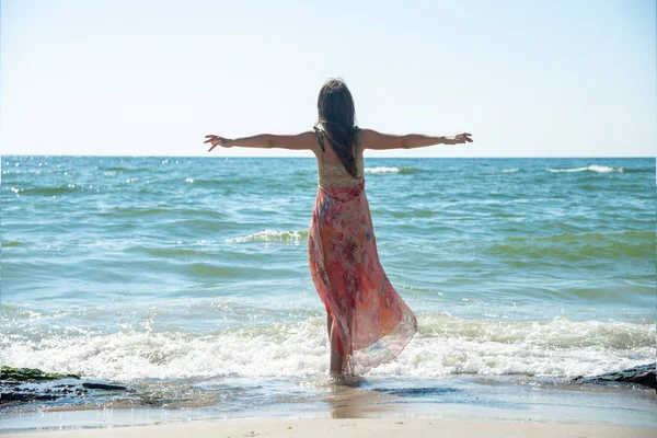 Junge Frau am Strand — Stockfoto