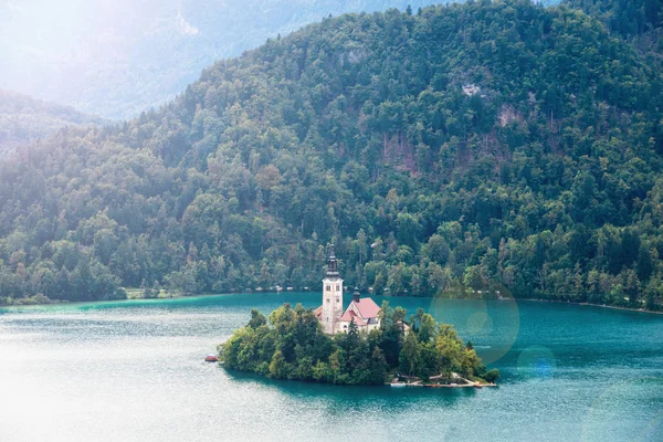 Der See blutete, Slowenien, Europa. Berge und Tal im Hintergrund. — Stockfoto