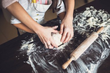 Anne ve Kızı Yemek Pişiriyor