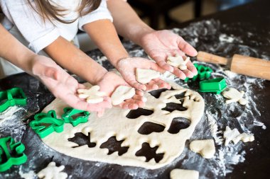 Anne ve Kızı Yemek Pişiriyor