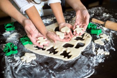 Anne ve Kızı Yemek Pişiriyor