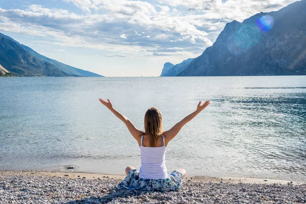 Donna che medita al lago — Foto Stock