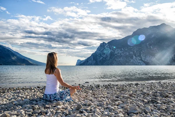 Femme méditant au lac — Photo