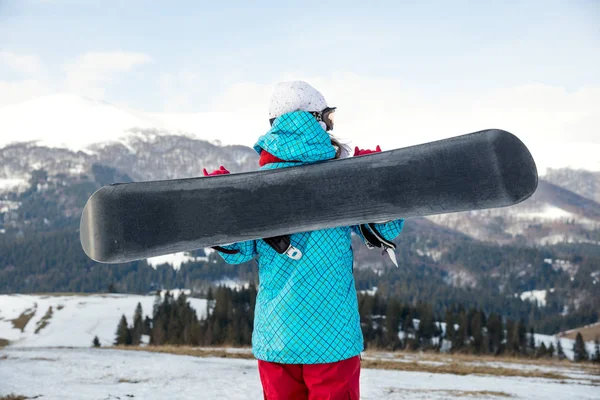 Snowboarder κορίτσι στέκεται με snowboard, — Φωτογραφία Αρχείου