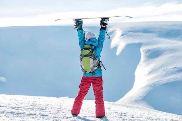 Snowboarder ragazza in piedi con snowboard , — Foto Stock