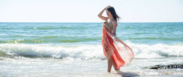 Jovem mulher na praia — Fotografia de Stock