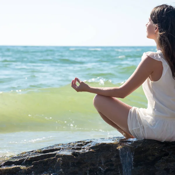 Жінка медитує на морі — стокове фото
