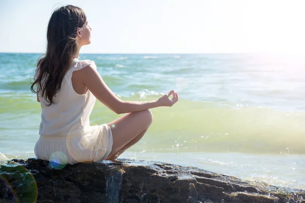 Frau meditiert am Meer — Stockfoto