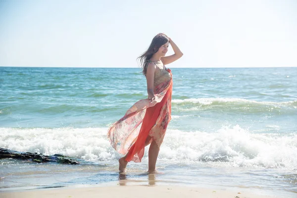 Jovem mulher na praia — Fotografia de Stock