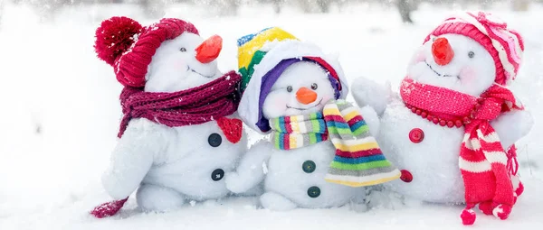 Familia feliz muñeco de nieve —  Fotos de Stock