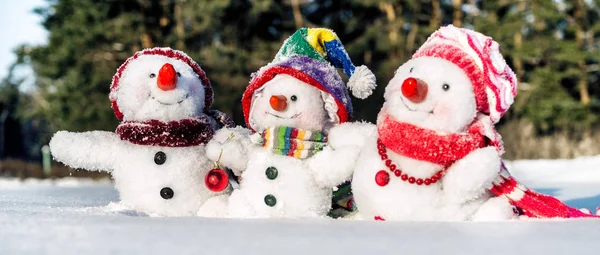 Familia feliz muñeco de nieve — Foto de Stock