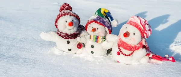 Familia feliz muñeco de nieve — Foto de Stock