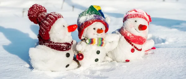 Familia feliz muñeco de nieve — Foto de Stock