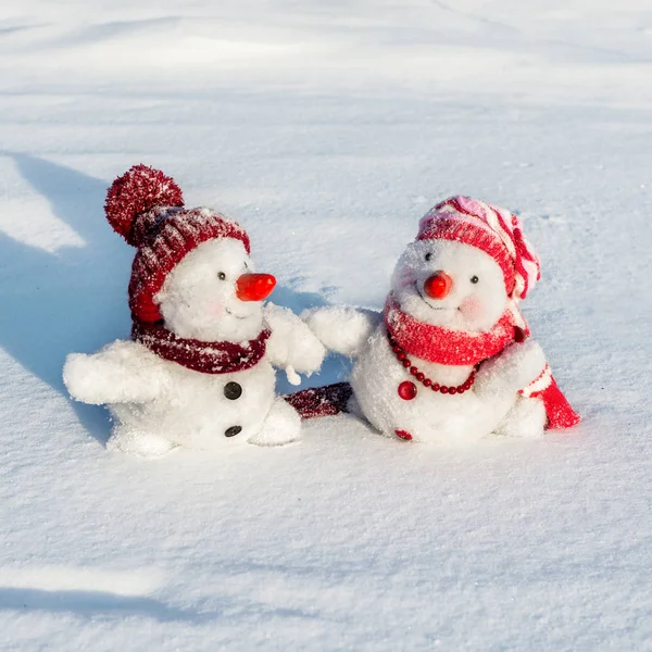 Um par de bonecos de neve — Fotografia de Stock