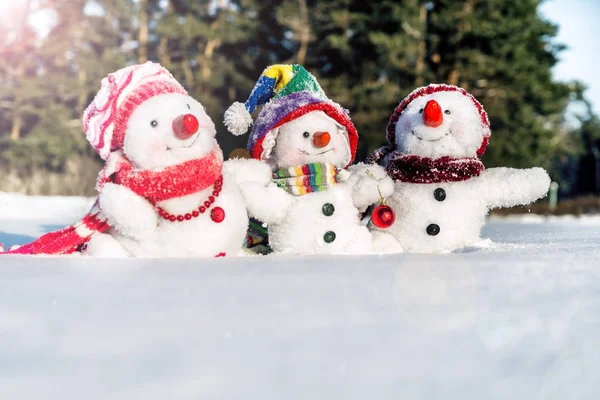 Familia feliz muñeco de nieve — Foto de Stock