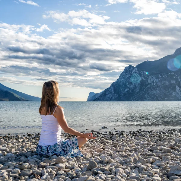 Donna che medita al lago — Foto Stock