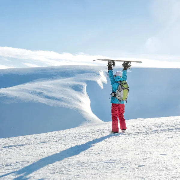 Snowboarder chica de pie con snowboard , — Foto de Stock