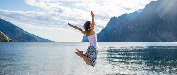 Donna che salta al lago — Foto Stock