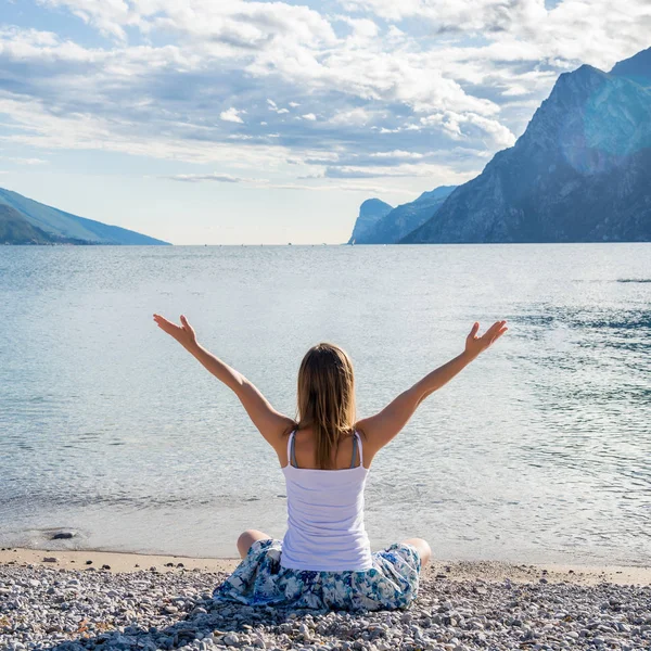 Donna che medita al lago — Foto Stock