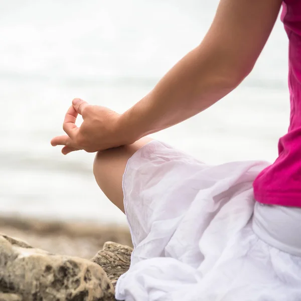 Kobieta, medytując nad jeziorem — Zdjęcie stockowe
