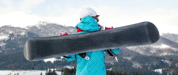 Snowboarder κορίτσι στέκεται με snowboard, — Φωτογραφία Αρχείου