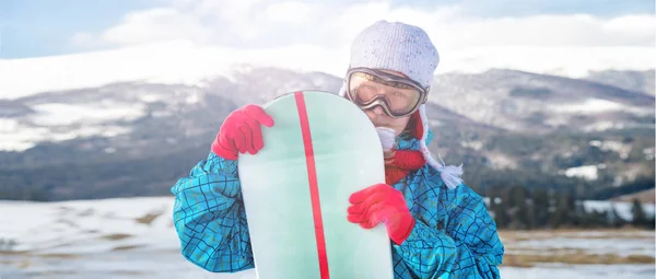 Ritratto di donna sportiva in montagna innevata — Foto Stock