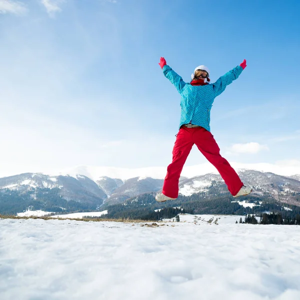 Giovane donna che salta in montagna — Foto Stock