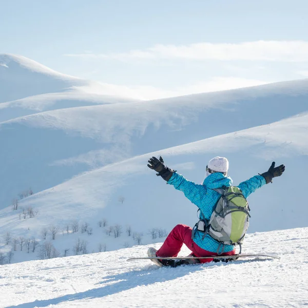 Genç kadın snowboard — Stok fotoğraf