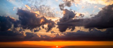 Doğal günbatımı gündoğumu bitti orman.