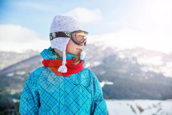 Portraite van sport vrouw in besneeuwde bergen — Stockfoto